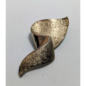 Vintage Crown Trifari Gold Toned Ribbon Brooch Broach Pin Brushed